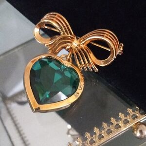 Gold-Tone Bow Brooch with Emerald Green Heart Pendant